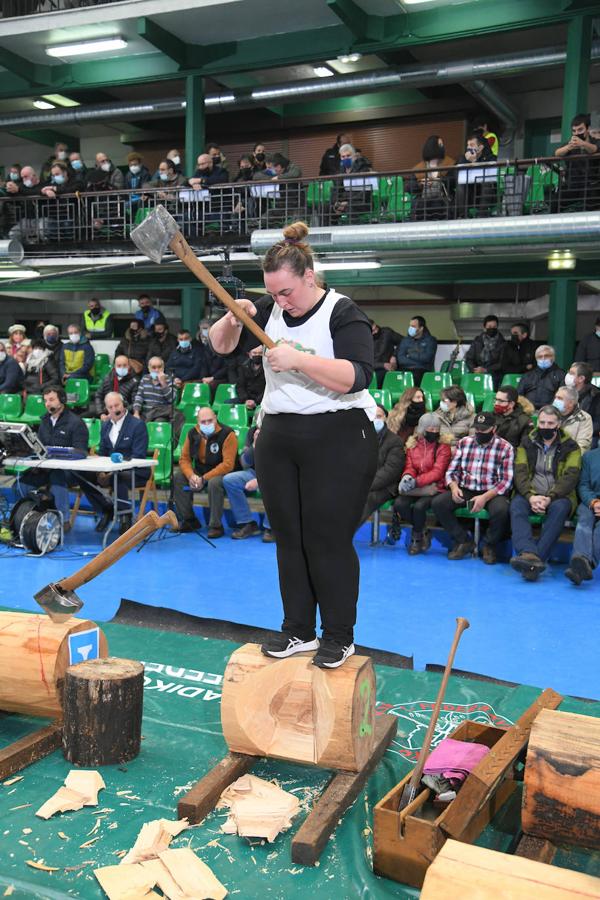 Fotos: Hodei Ezpeleta &#039;Bihurri&#039;, campeón de Euskadi de aizkolaris