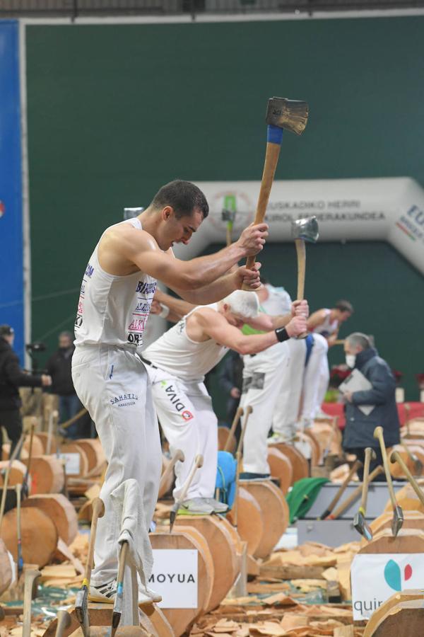Fotos: Hodei Ezpeleta &#039;Bihurri&#039;, campeón de Euskadi de aizkolaris