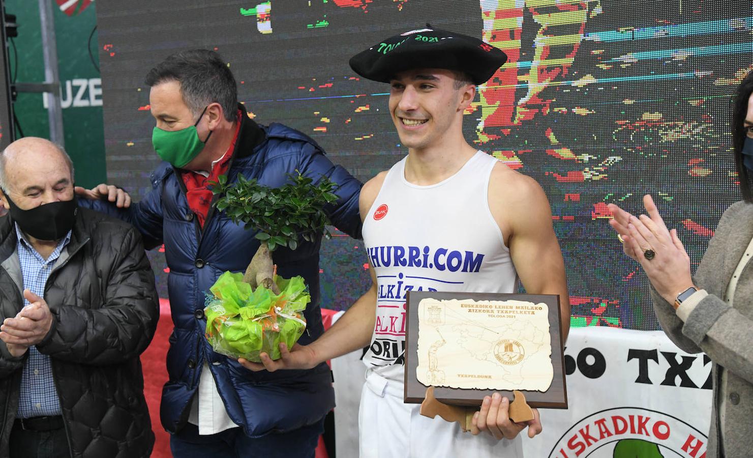 Fotos: Hodei Ezpeleta &#039;Bihurri&#039;, campeón de Euskadi de aizkolaris