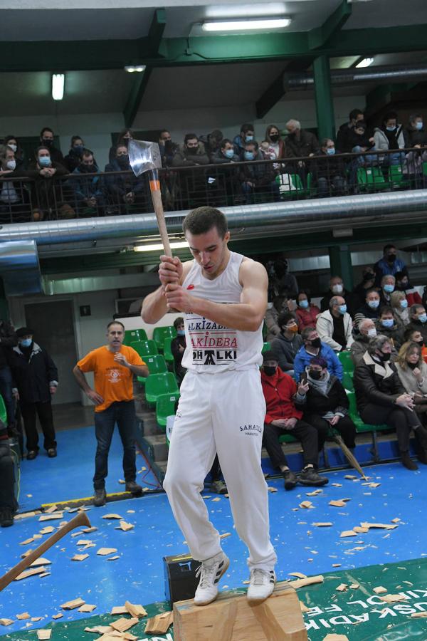 Fotos: Hodei Ezpeleta &#039;Bihurri&#039;, campeón de Euskadi de aizkolaris