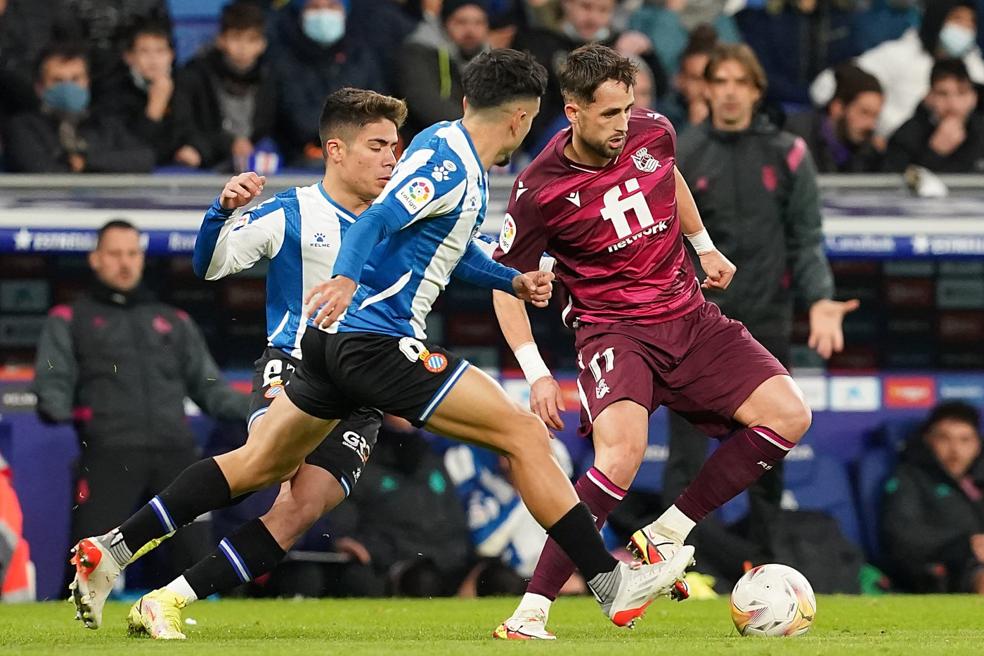 Januzaj, el mejor del partido ayer ante el Espanyol, trata de deshacerse de dos rivales del conjunto perico sobreel verde del RCDE Stadium. 