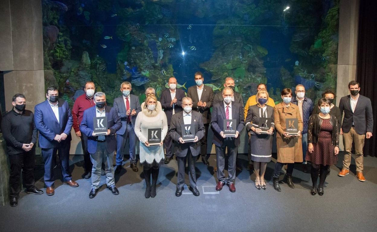 Premiados, representantes insitucionales y patrocinadores, en la foto de familia posterior a la entrega de premios, celebrada en el Aquarium.