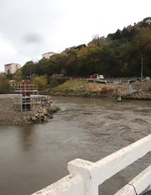 Imagen secundaria 2 - El montaje de la estructura que soportará el nuevo puente de Astiñene comienza mañana