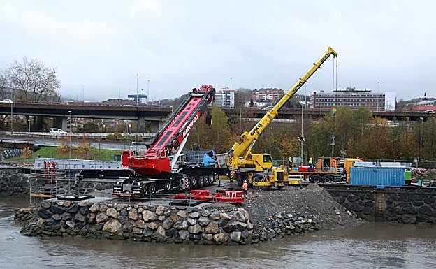 Imagen principal - El montaje de la estructura que soportará el nuevo puente de Astiñene comienza mañana