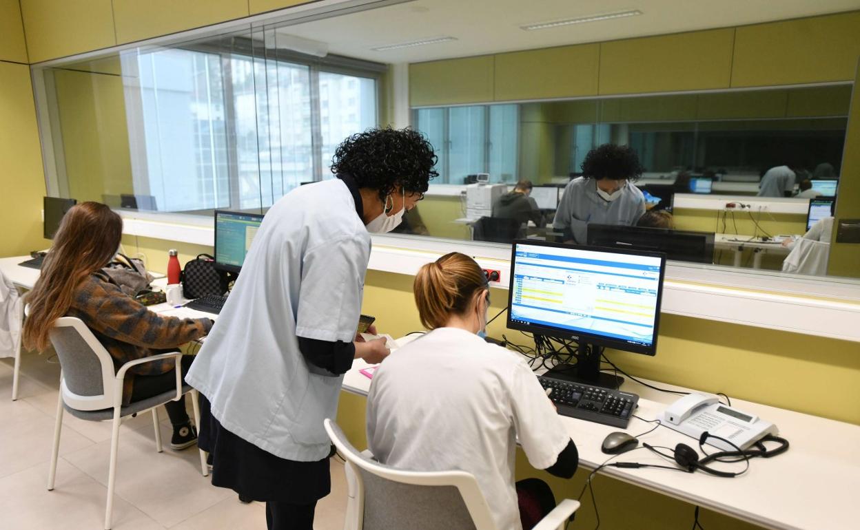 Un equipo de rastreadoras de Osakidetza trabaja para dar con todos los contactos estrechos. 