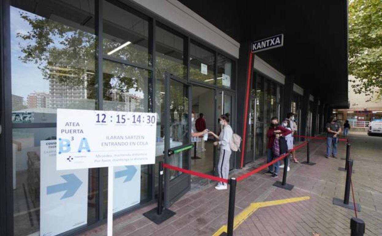 Vacunación en el frontón Atano III de Donostia.