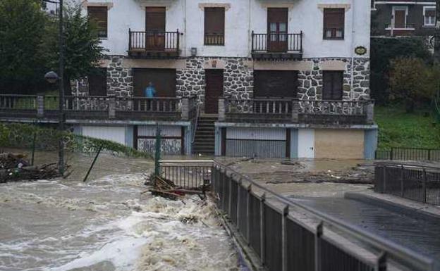 El agua ha anegado varios garajes en Alonsotedi tras el desbordamiento del Cadagua.
