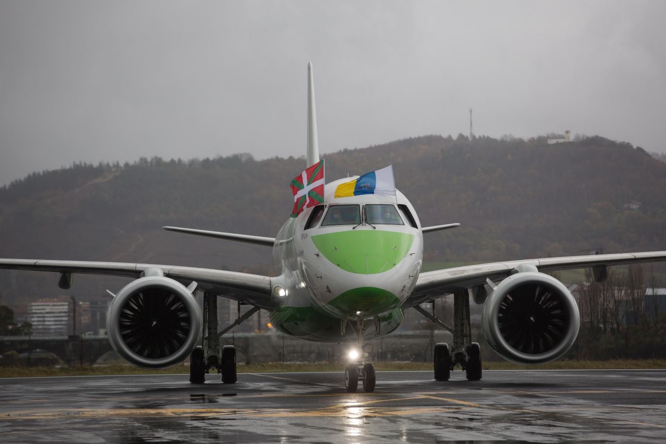 Fotos: Binter ya conecta Canarias con el aeropuerto de Donostia