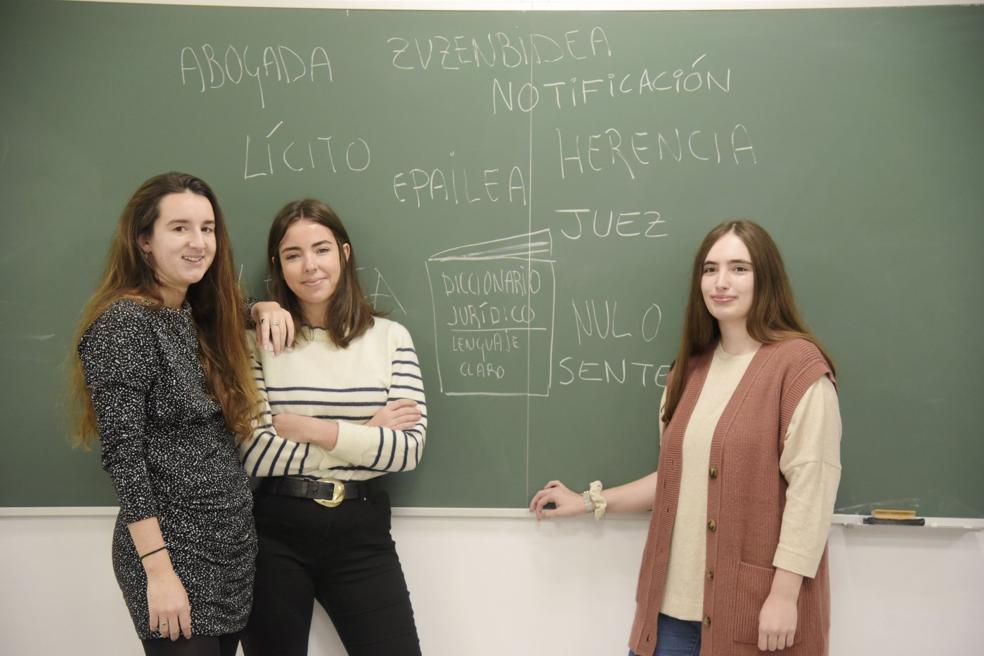 Ilune Saiz, Paula Arguinchona y Naiara Álvaro en una clase en Deusto. 