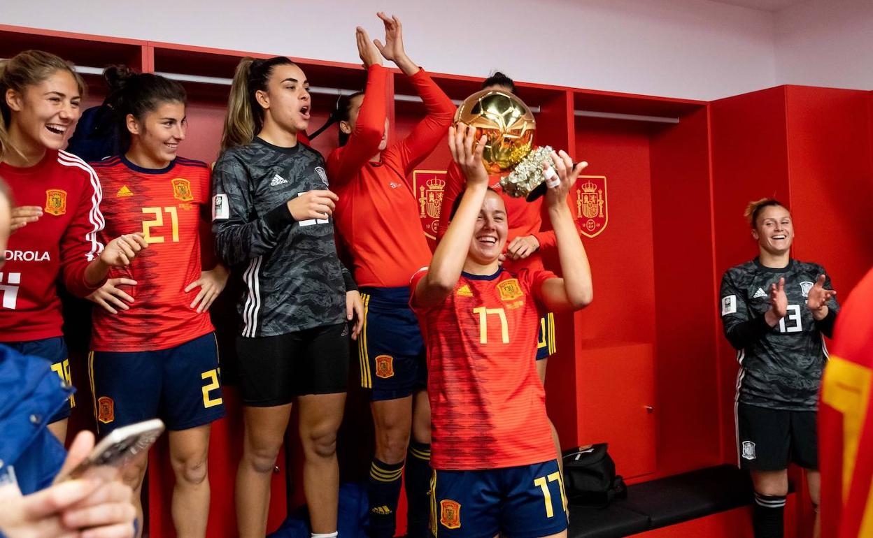 Amaiur Sarriegi levanta el Balón de Oro en el vestaurio tras la victoria por 8-0 ante Escocia