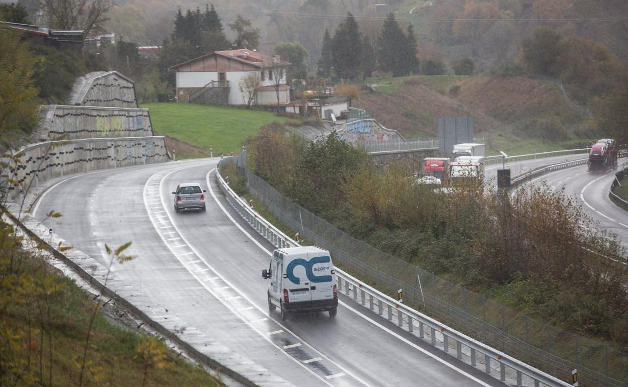 Los primeros coches que han circulado este martes por la nueva Ronda Sur, paralela a la AP-8. 