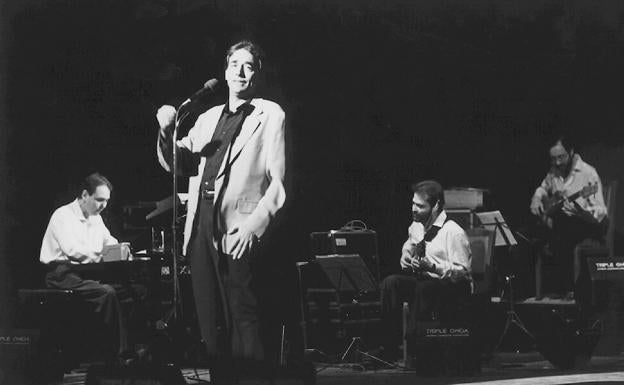 Joan Manuel Serrat actuando en San Sebastián en 1989.