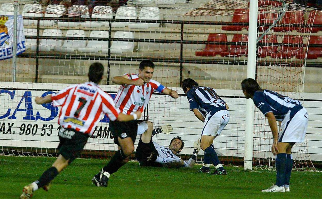 Igor San Miguel celebra el gol que le metió a la Real con el Zamora, mientras Alberto, en el suelo, se lamenta junto a Aranburu y De Paula. 