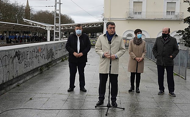 Aitor Esteban ha anunciado el acuerdo con el Gobierno ante la estación de tren de Vitoria.
