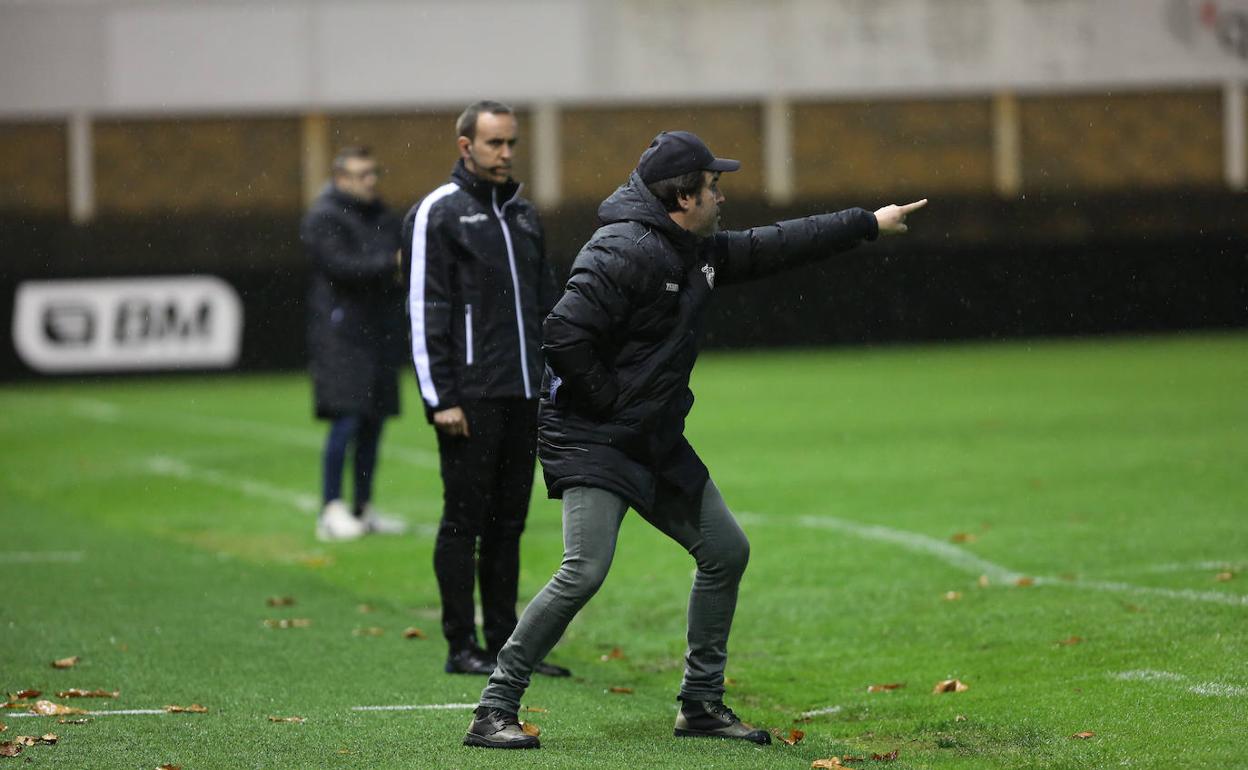 Aitor Zulaika hace indicaciones durante el partido que el Real Unión disputó contra el Zamora en Gal.