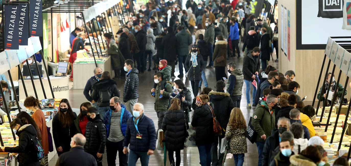 Ordu eta erdiko tartea daukate bisitariek Landako Guneko erakusmahaietako eskaintza ikusteko.