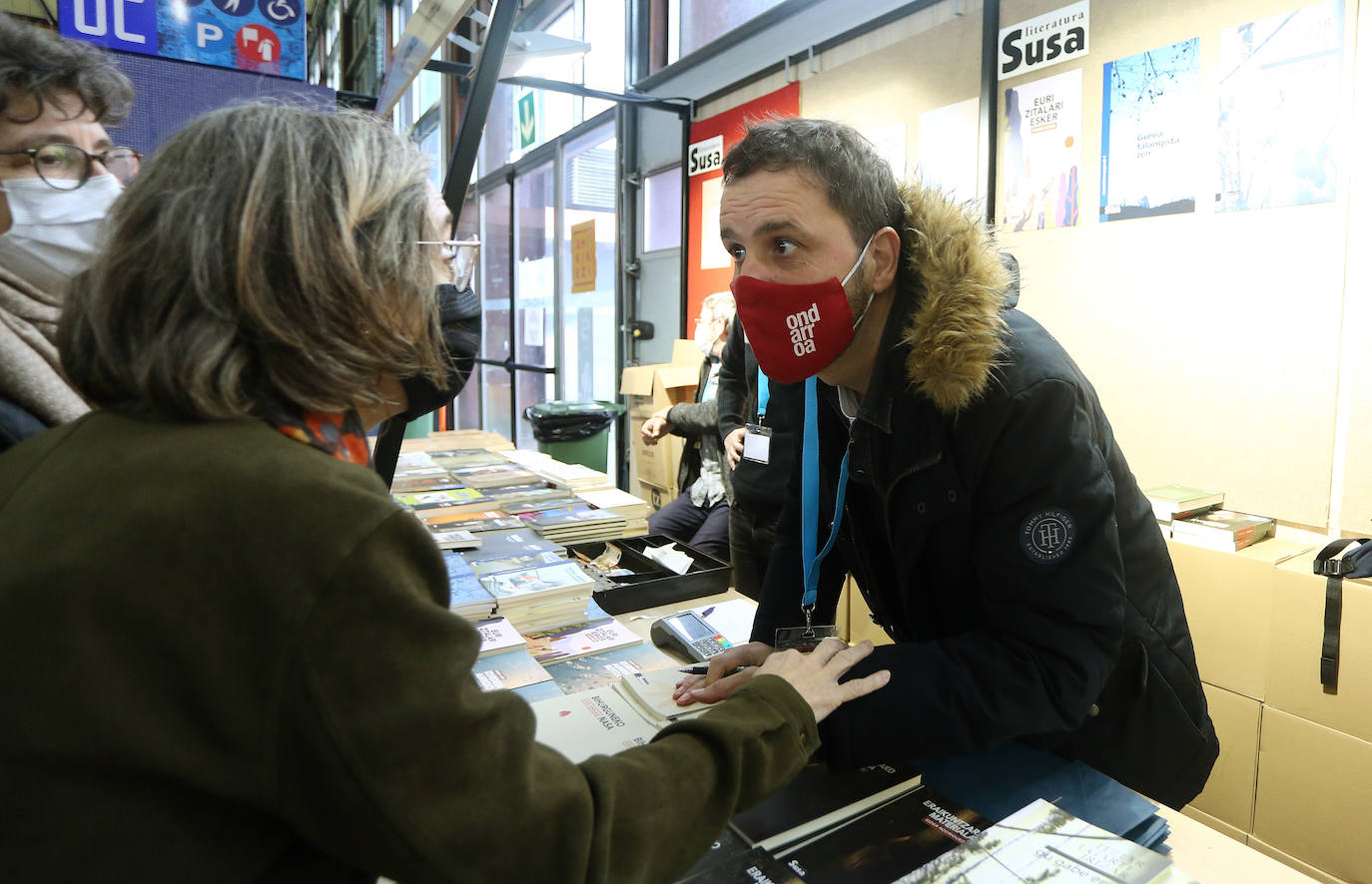 Kirmen Uribe, bere azken eleberriaren ale bat sinatzen.
