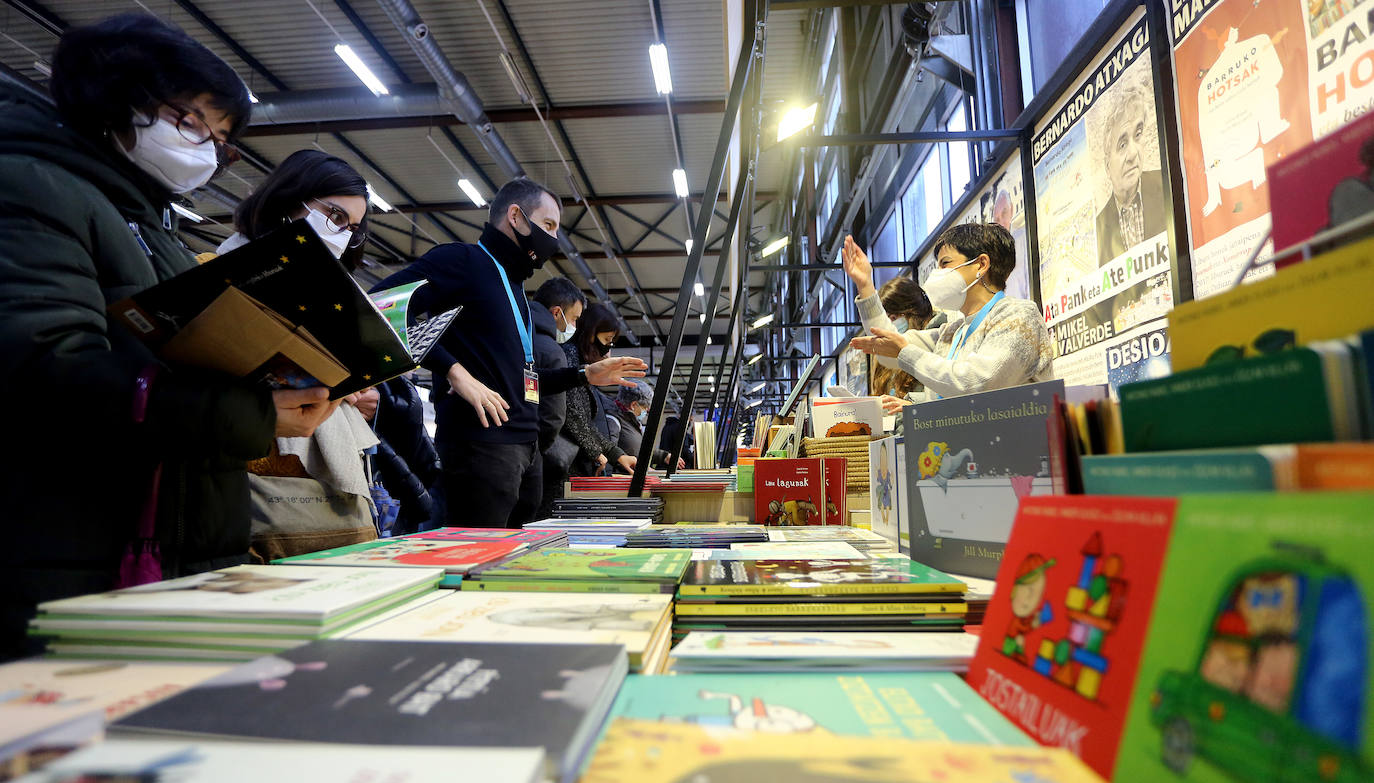 LOrdu eta erdiko tartea daukate bisitariek Landako Guneko erakusmahaietako eskaintza ikusteko.