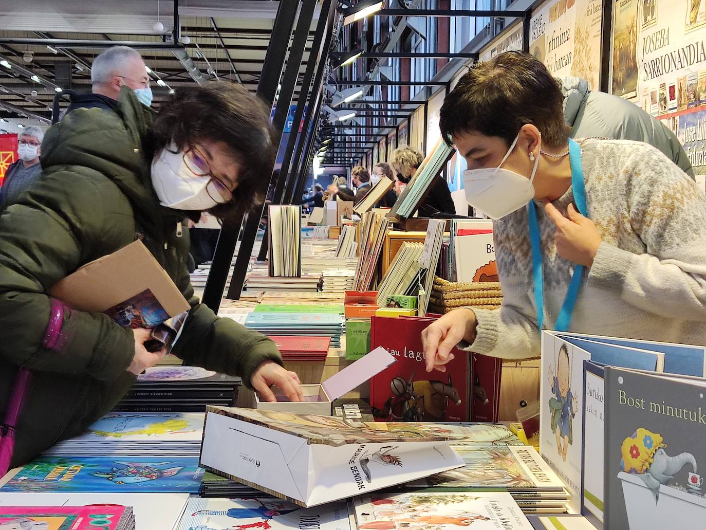 Ordu eta erdiko tartea daukate bisitariek Landako Guneko erakusmahaietako eskaintza ikusteko.
