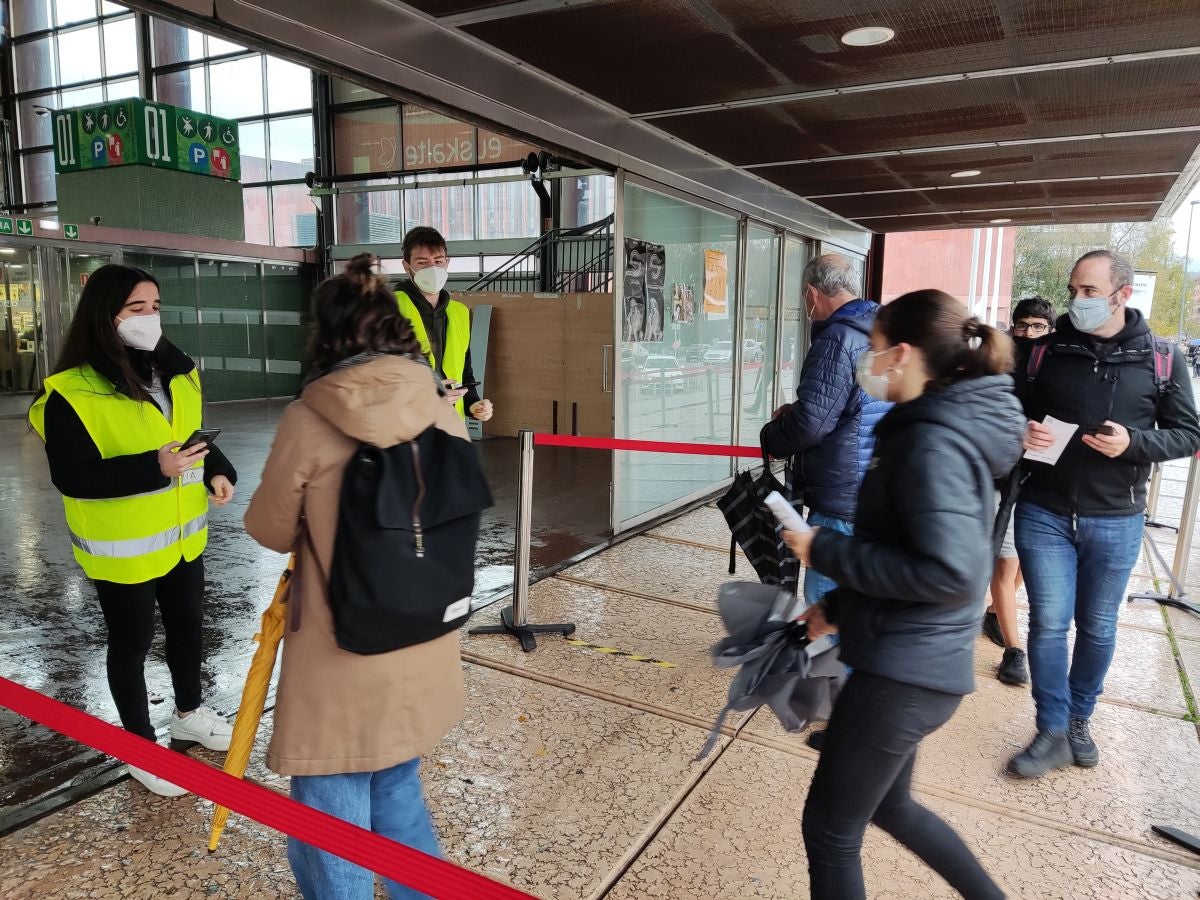 Aurrez egindako erreserbak egiaztatzen dira sarreran.