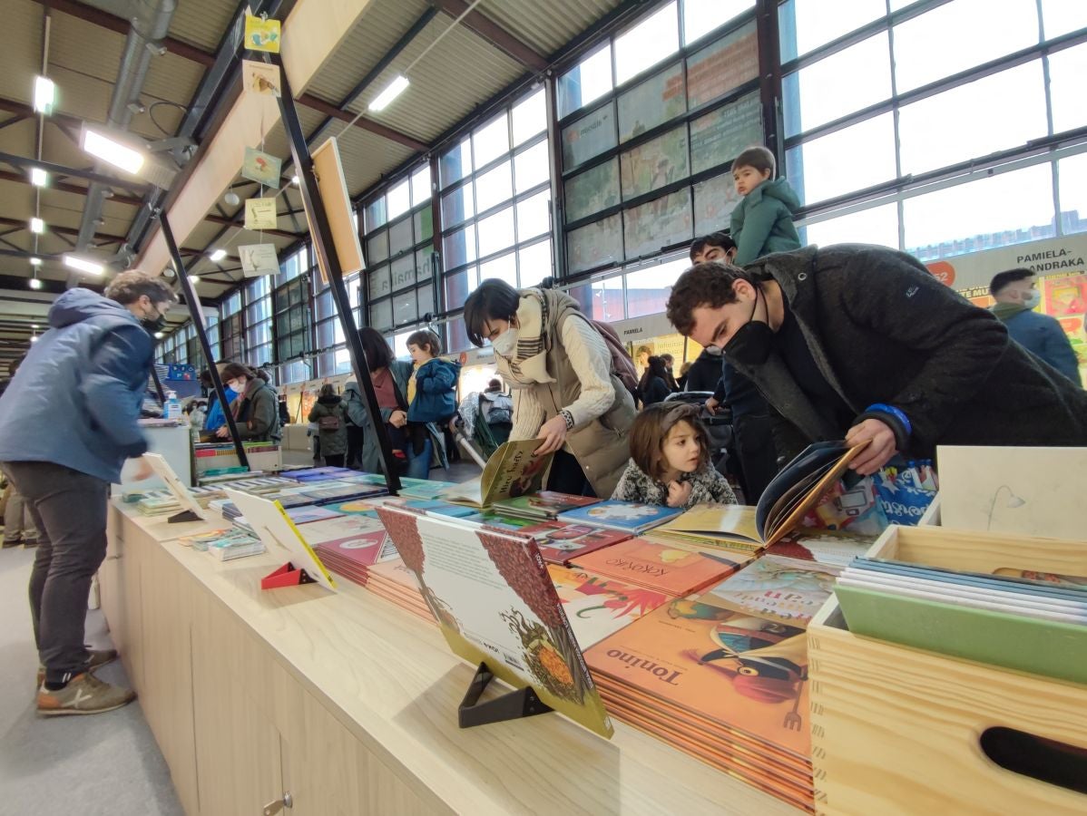 Ordu eta erdiko tartea daukate bisitariek Landako Guneko erakusmahaietako eskaintza ikusteko.