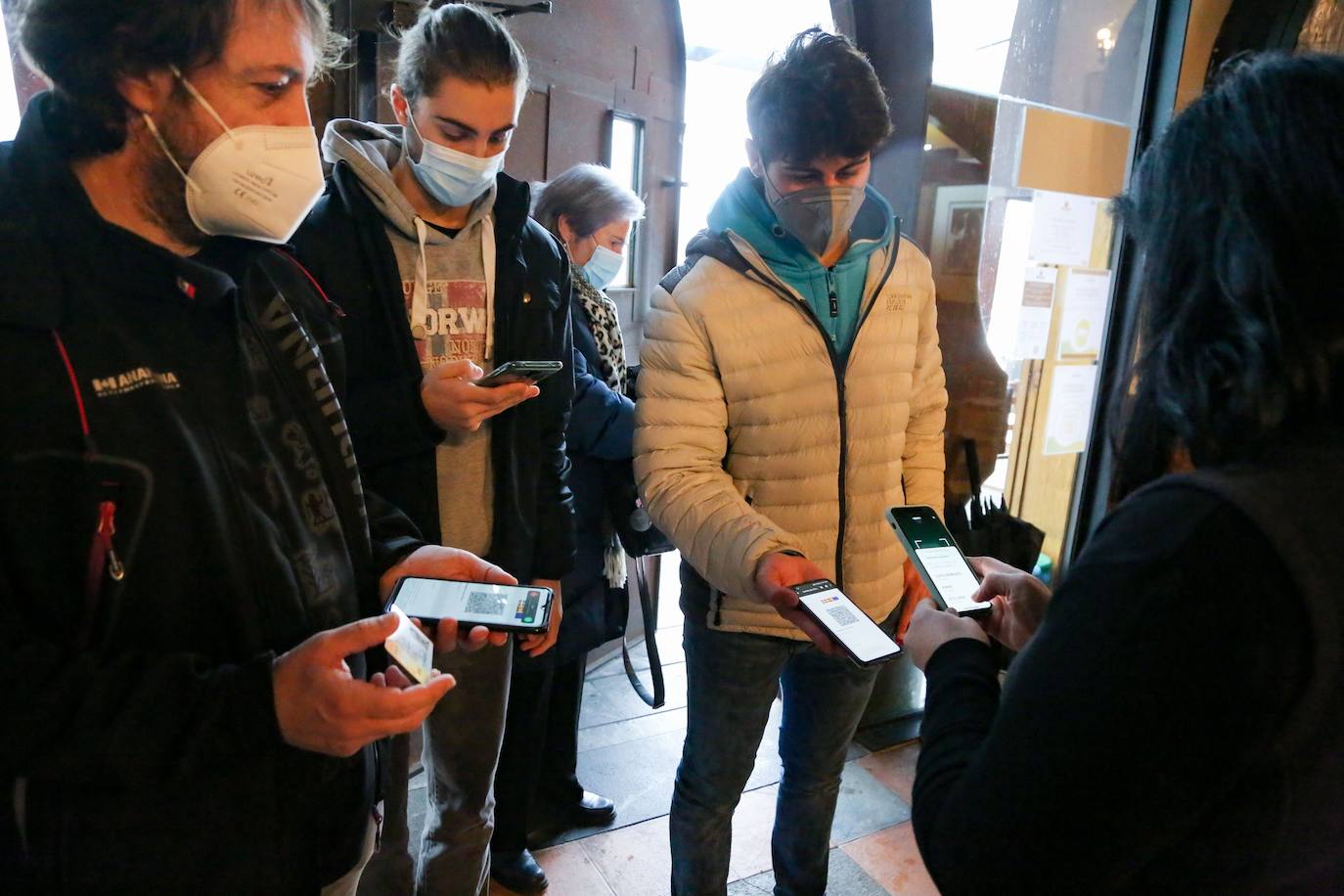 Fotos: Primer día del pasaporte Covid en los restaurantes de Euskadi
