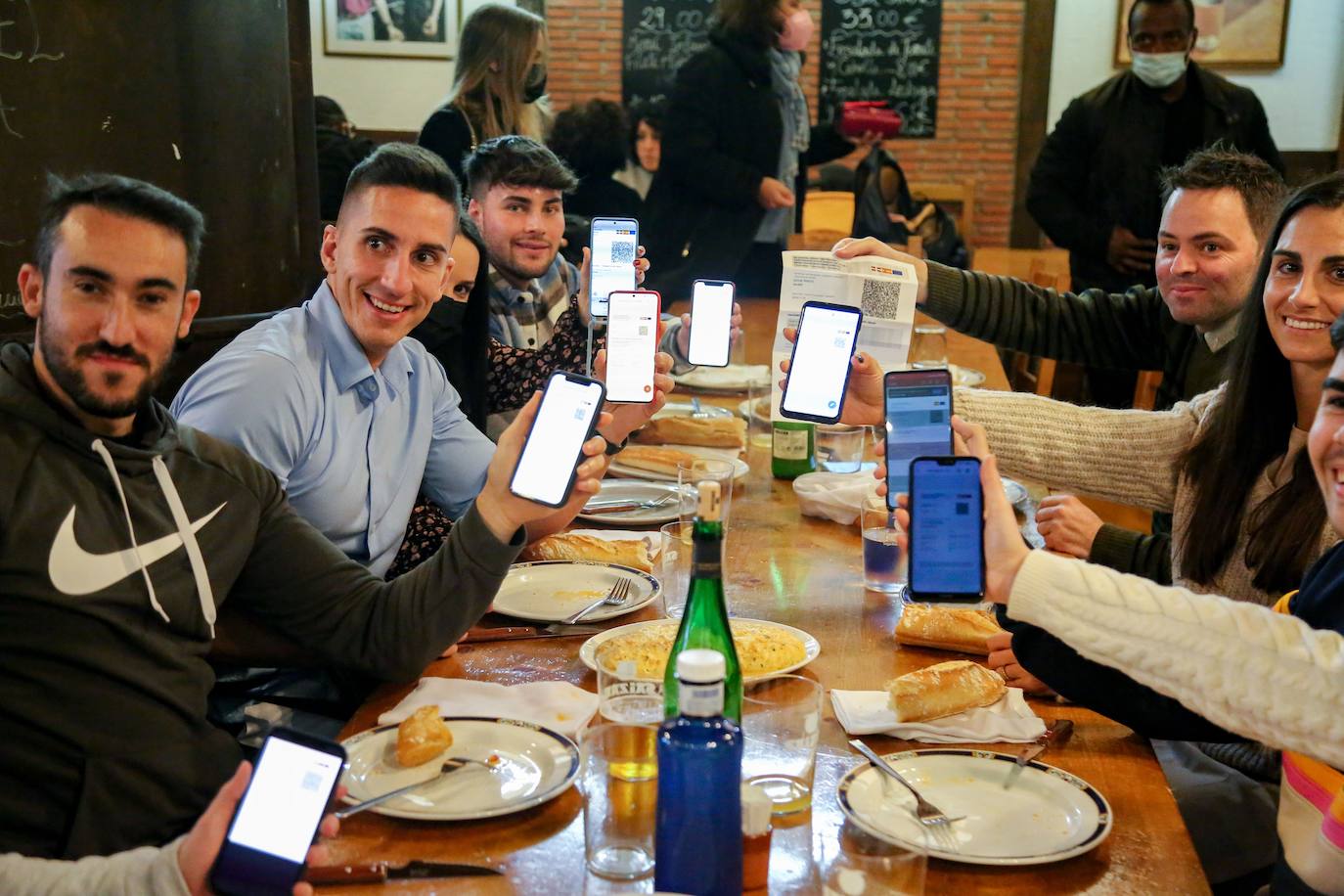 Fotos: Primer día del pasaporte Covid en los restaurantes de Euskadi