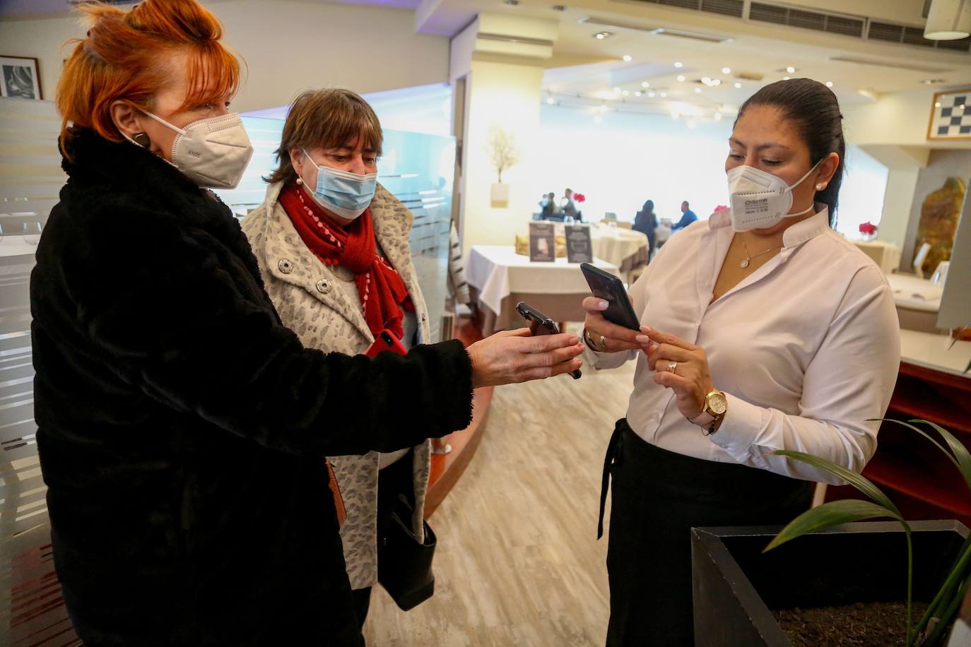Fotos: Primer día del pasaporte Covid en los restaurantes de Euskadi