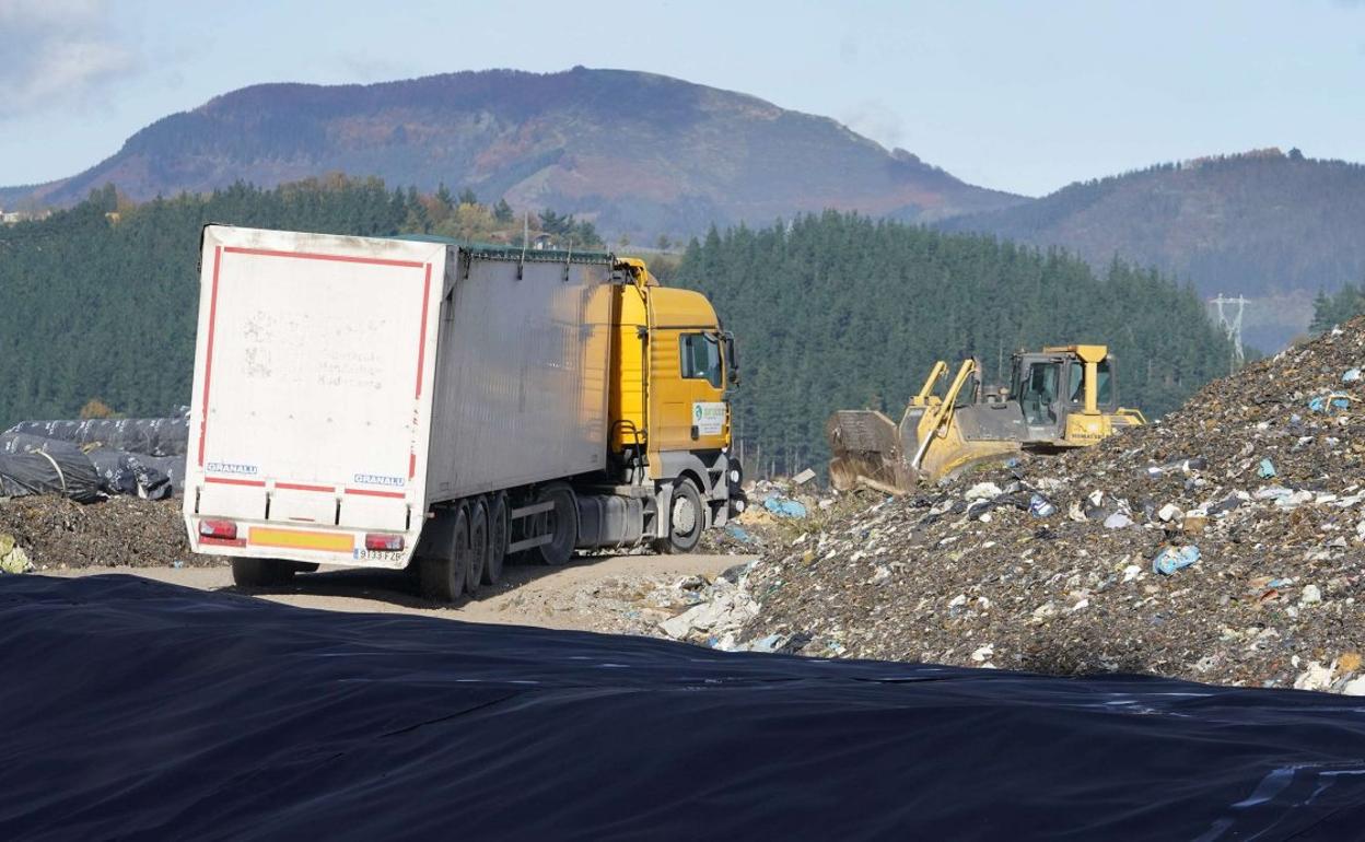 Depósito de residuos inertes en el vertedero de Mutiloa, ya clausurado. 