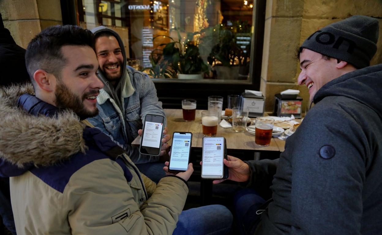 Inaxi y sus amigos ya tenían el certificado en el móvil, en Cataluña está activo. 