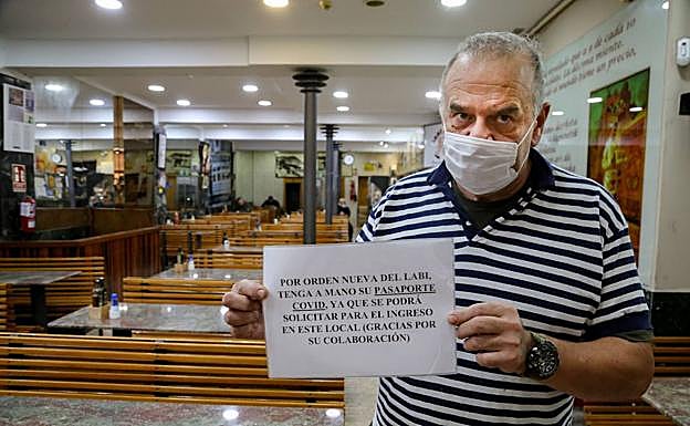 En la Churrería Santa Lucía, Patxi del Orden pedirá el pase aunque no sabe seguro si está obligado.