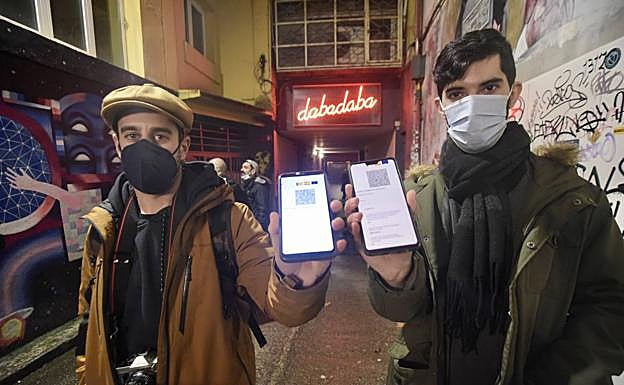 Pasaporte anoche para entrar a un concierto en Dabadaba.