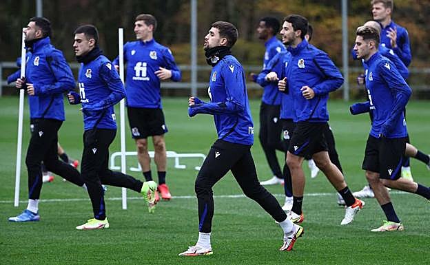 Los realistas, con Adnan Januzaj en primer término, realizan ejercicios de calentamiento durante el último entrenamiento previo al partido contra el Real Madrid. 
