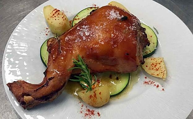 Cochinillo asado al carbón.