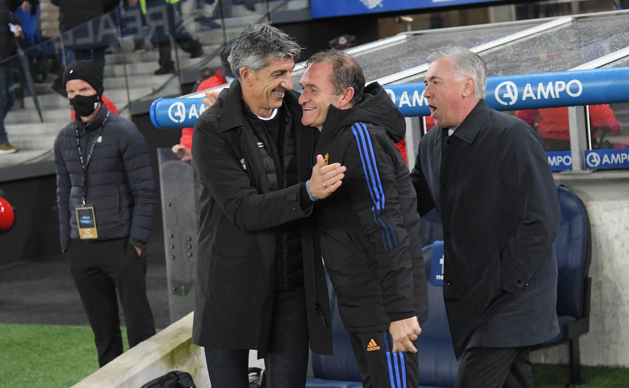 Imanol saluda a Luis Llopis, actual entrenador de porteros del Madrid, y a Ancelotti.