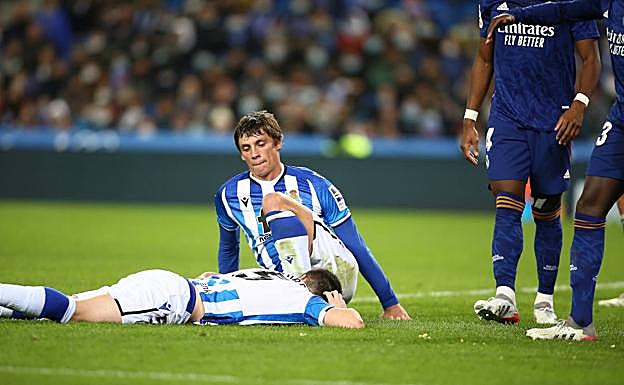 Le Normand se lamenta en el suelo junto a Zubeldia, tumbado en el terreno de juego.