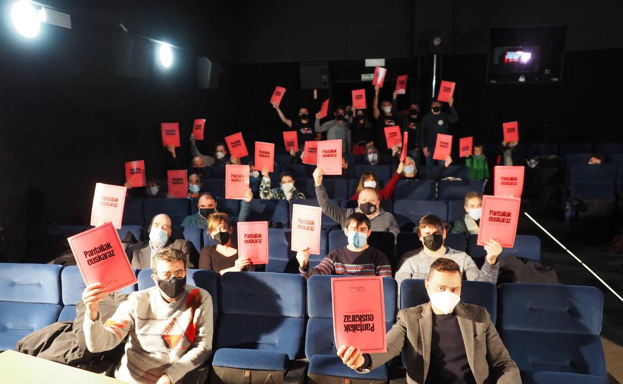 Manifestuarekin bat egin duten eragile askoren ordezkariak elkartu dira agerraldian.