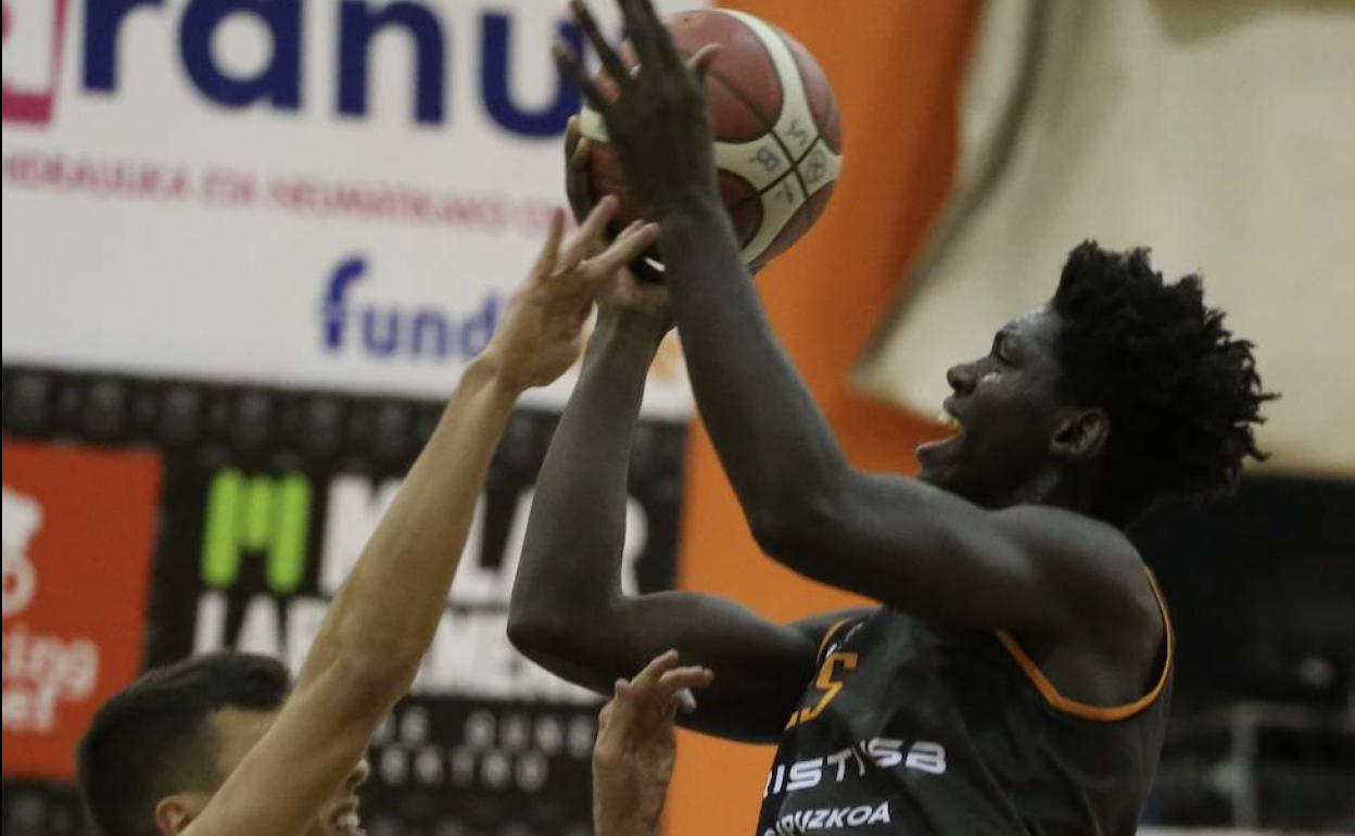 Cissolo intenta tirar a canasta ante la defensa del Almansa. 