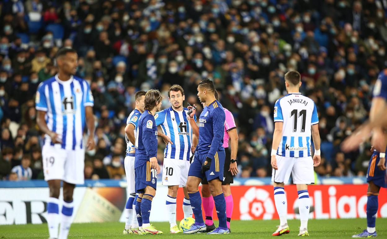 Isak, Oyarzabal y Januzaj, durante el partido frente el Real Madrid. 