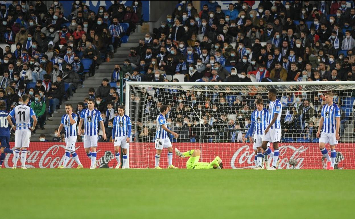Los jugadores de la Real se muestran desolados después de encajar el segundo gol del Real Madrid. 