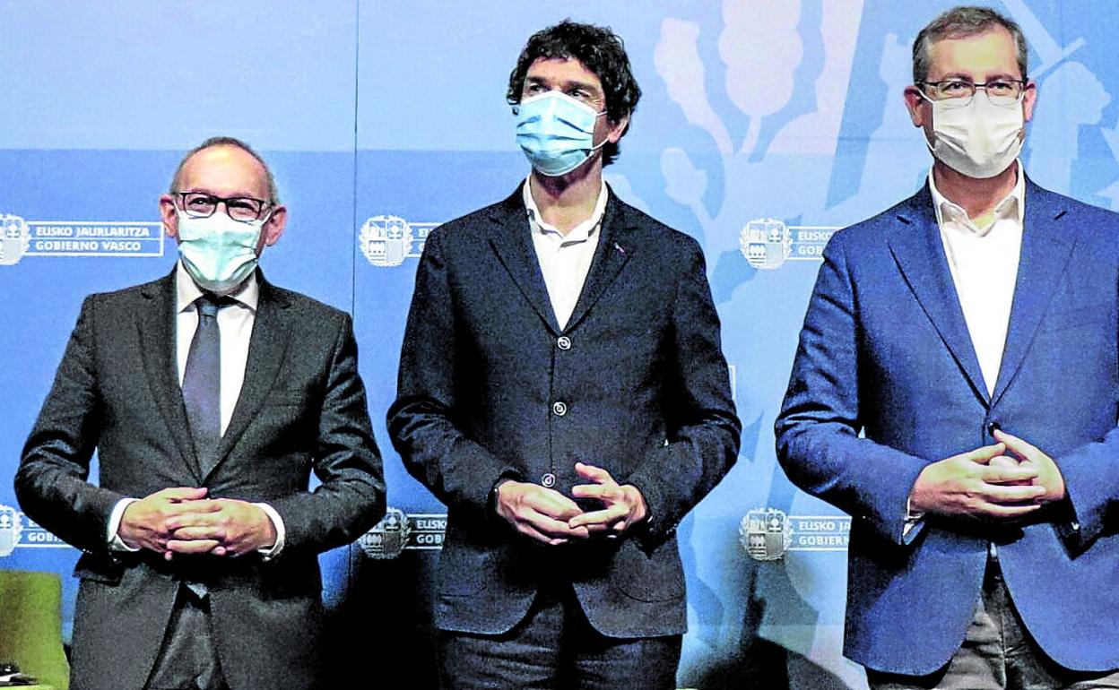 De izquierda a derecha, Ramiro González, Unai Rementeria y Markel Olano, diputados generales de Álava, Bizkaia y Gipuzkoa, respectivamente. 