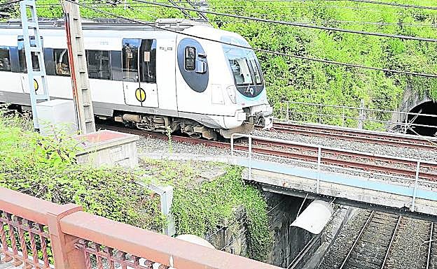 Un Topo cruza sobre las vías de Renfe en Amara, donde se construirá el intercambiador. 