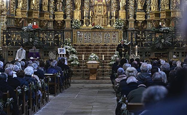 Imagen principal - La iglesia repleta de personas para despedir a Panpi Ladutxe. 