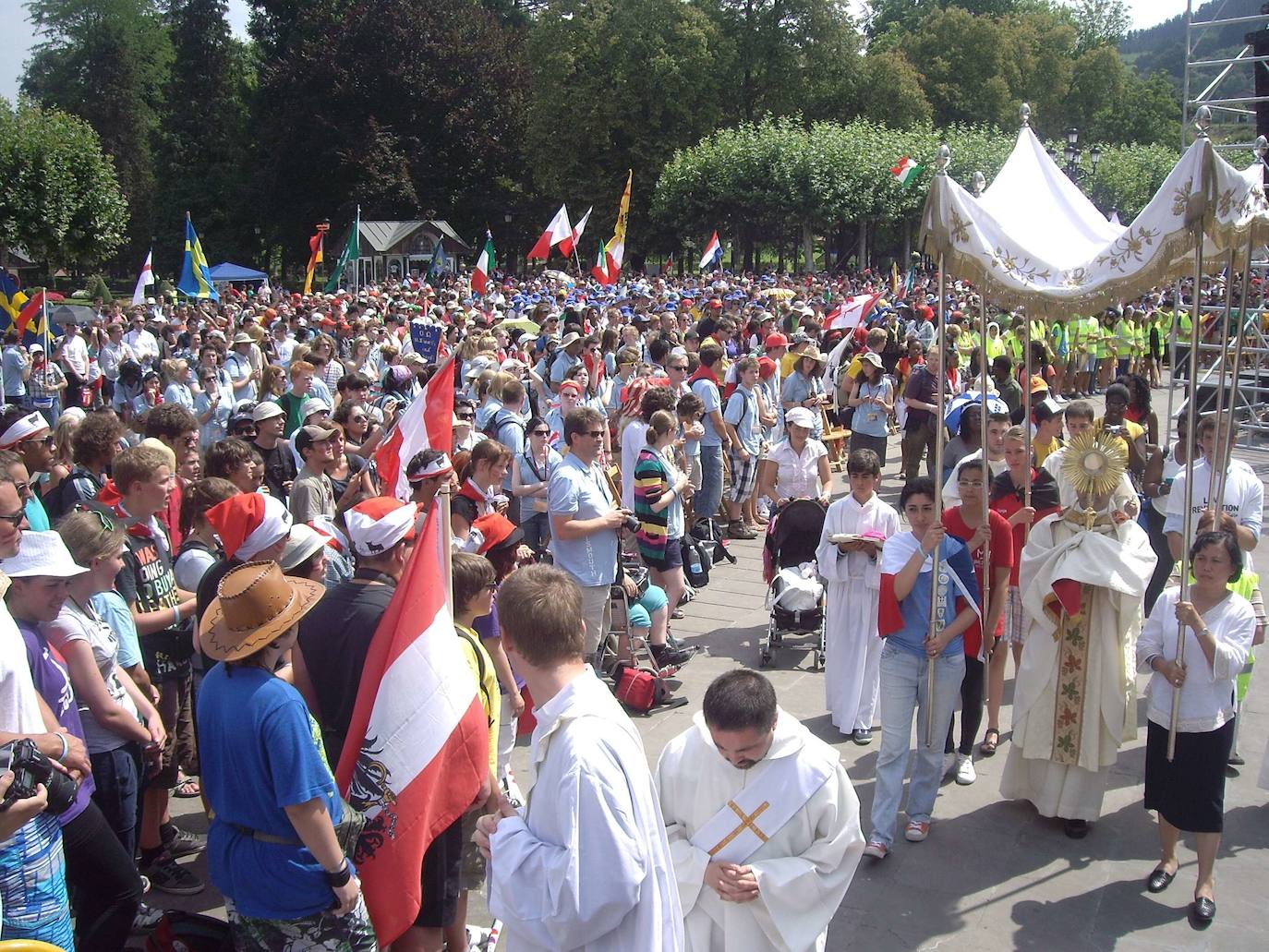 Fiestra central de la Jornada Mundial de la Juventud en Loyola. Munilla camina bajo el Palio, 2010 