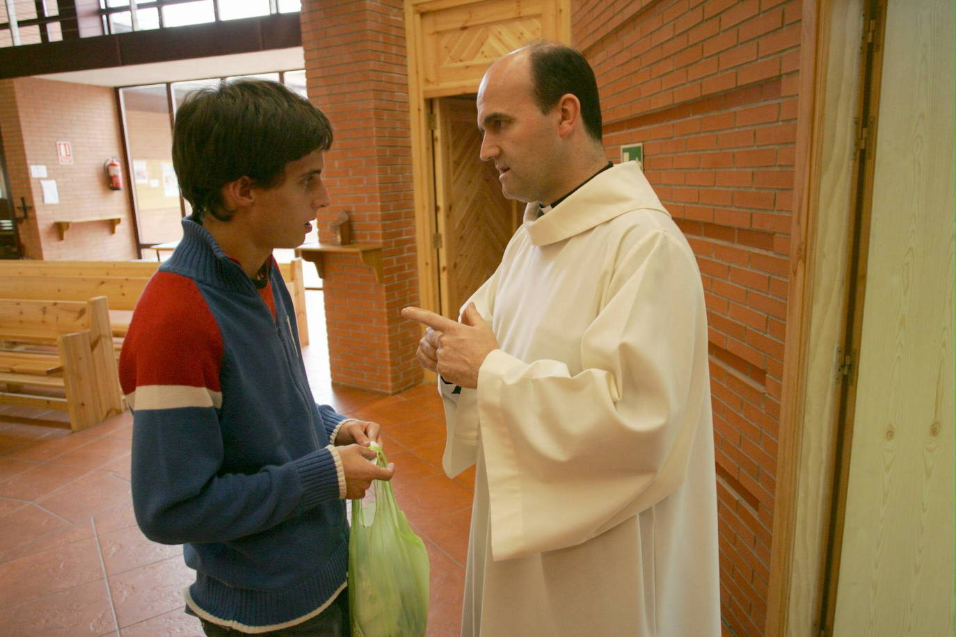 Párroco de Zumarraga hablando con un joven, 2006