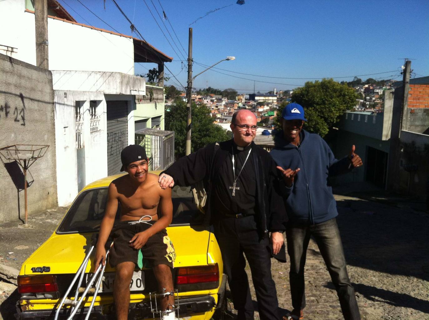 Posa con dos jóvenes durante su estancia en Brasil