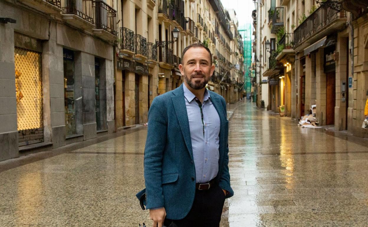 El delegado del Gobierno en Euskadi, Denis Itxaso, en la Parte Vieja de Donostia. 