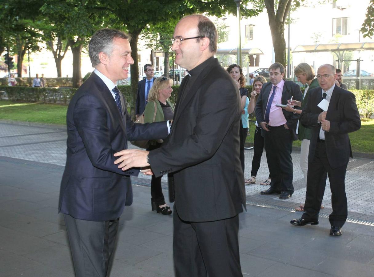 Munilla junto a Iñigo Urkullu parcitiparon en el acto de las víctimas del terrorismo y sociedad en San Sebastián en 2015