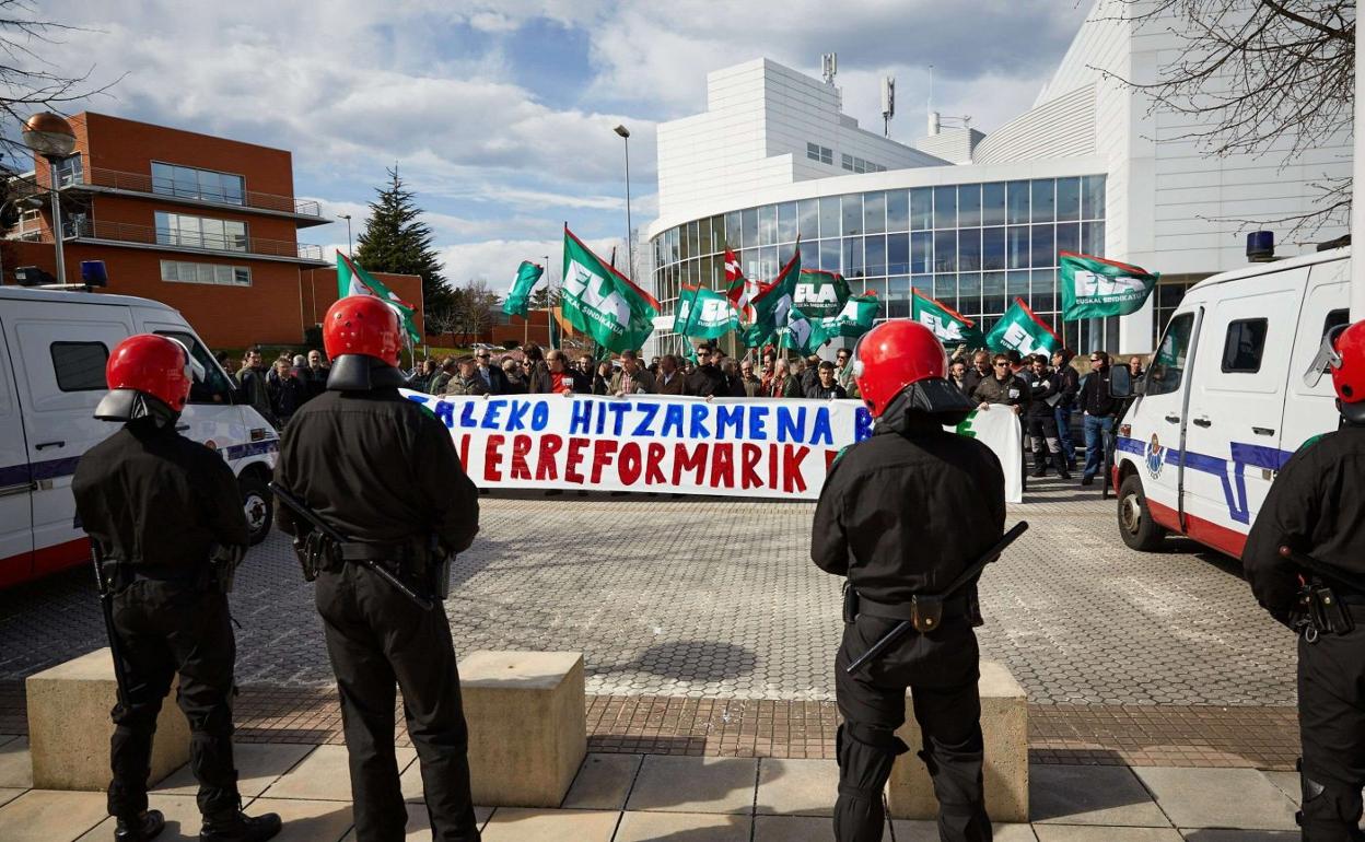 Afiliados de ELA del Metal concentrados ante la sede de Adegi en Miramón, en 2013, reclamando la renovación del anterior convenio. 