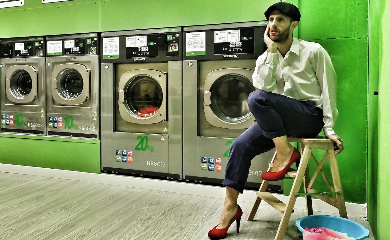 Andoni Mutiloa, Peio-Elurren larruazalean sartzen da idatzi, zuzendu eta antzezten duen kabaretean.